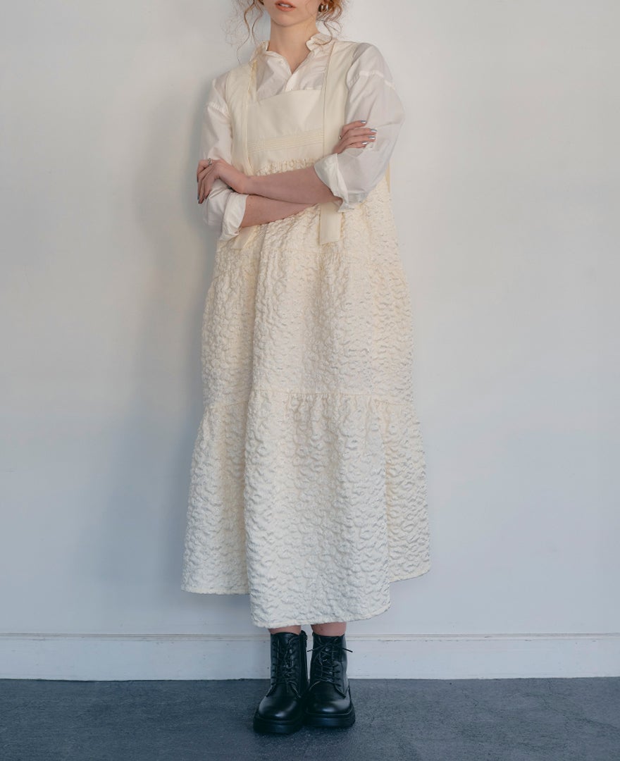 ティアードワンピース/cotton cloudsのシャツ合わせの後ろ姿イメージ