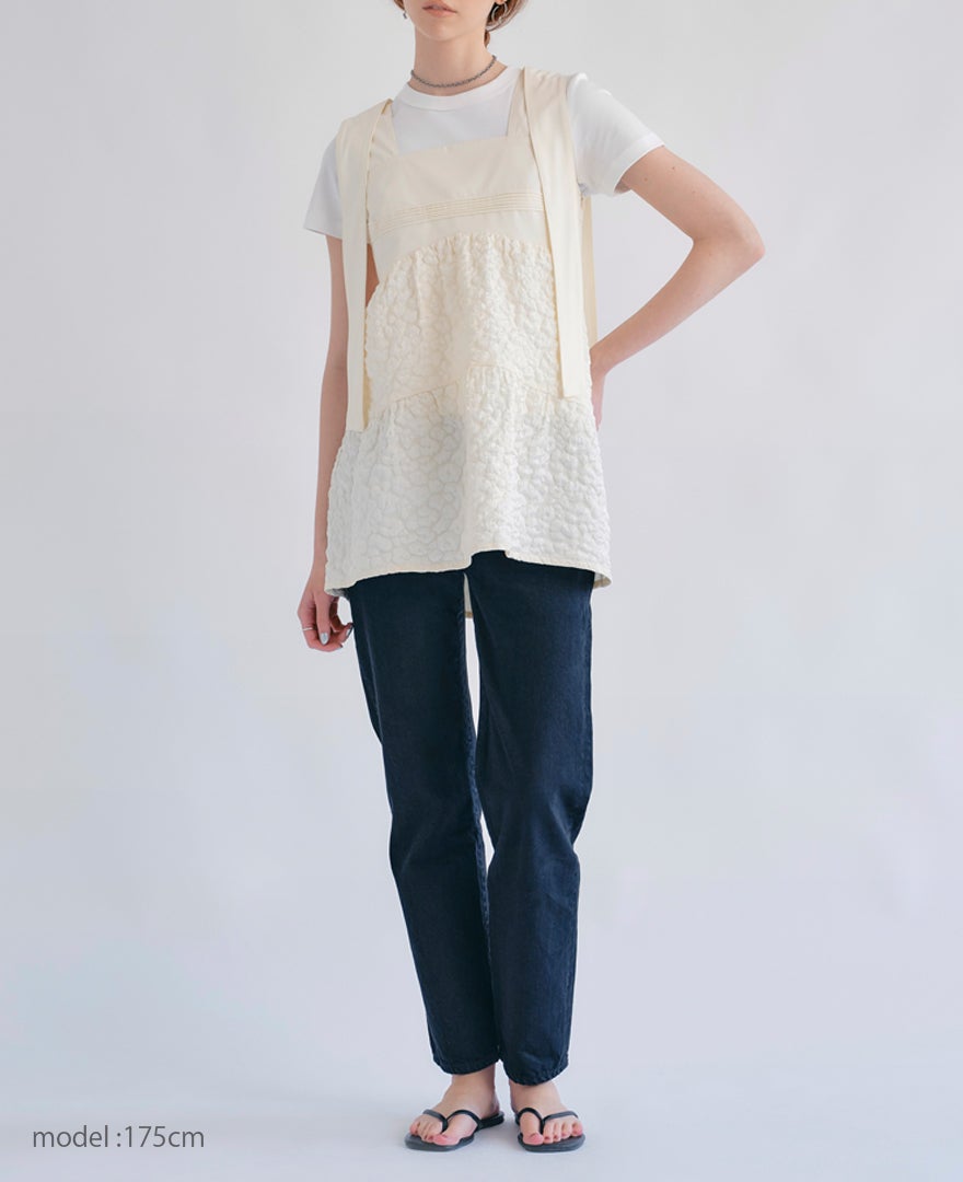 モデル着用：ティアードトップス/cotton cloudsの全身着用イメージ。