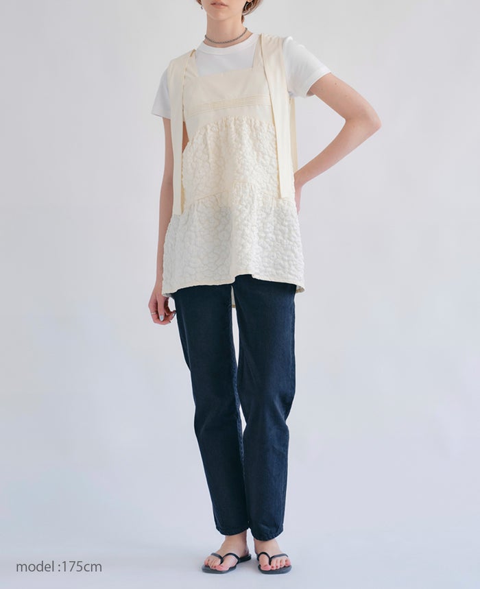 モデル着用：ティアードトップス/cotton cloudsの全身着用イメージ。
