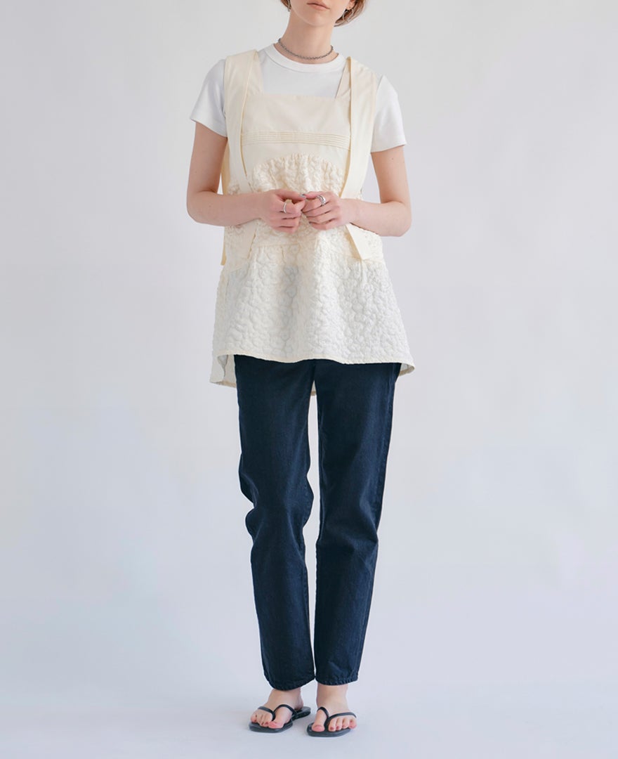 モデル着用：ティアードトップス/cotton cloudsの全身イメージ画像。