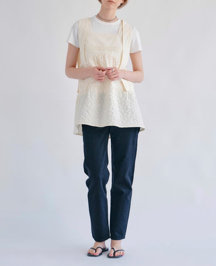 モデル着用：ティアードトップス/cotton cloudsの全身イメージ画像。