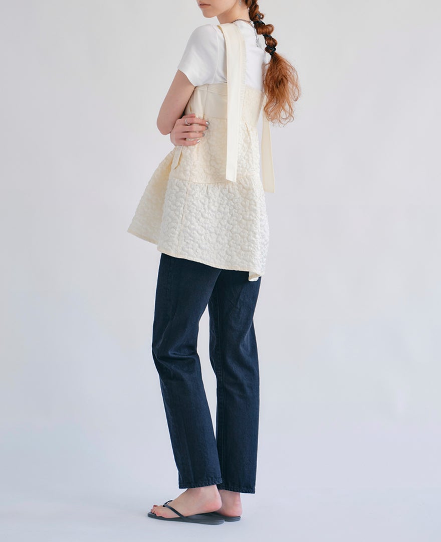 モデル着用：ティアードトップス/cotton cloudsの横からのイメージ画像。