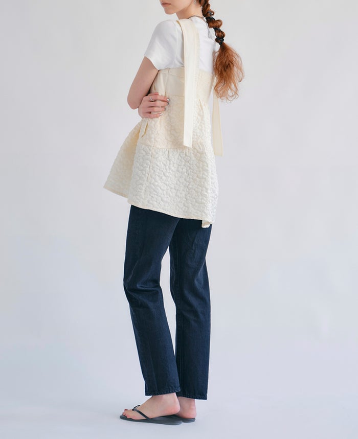 モデル着用：ティアードトップス/cotton cloudsの横からのイメージ画像。