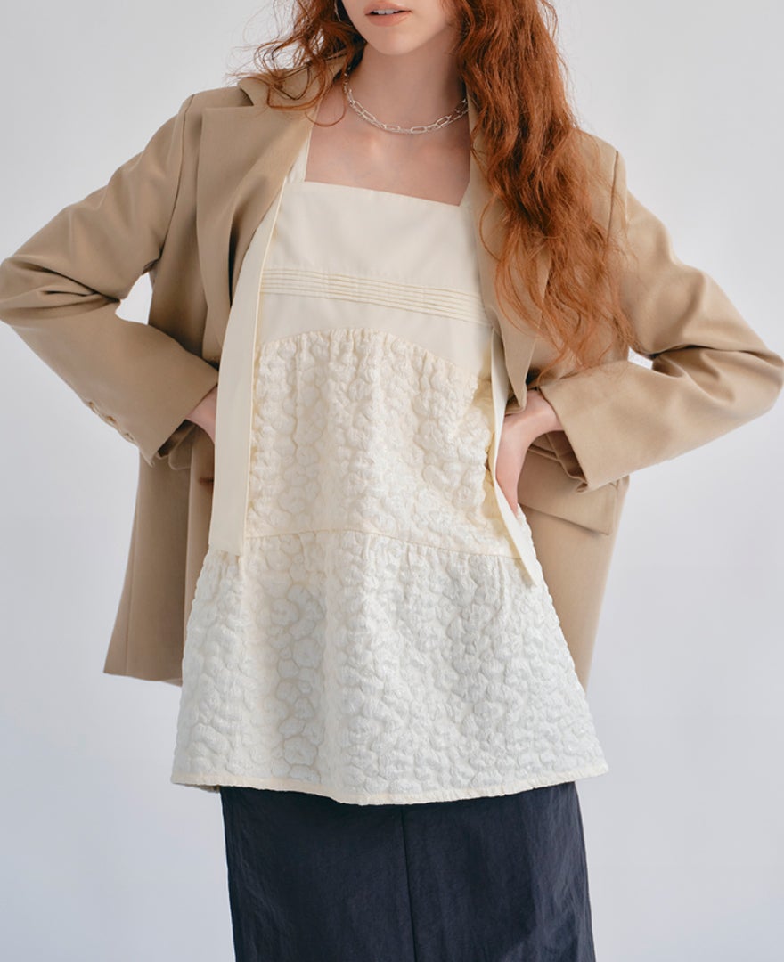 ティアードトップス/cotton cloudsのジャケット合わせのイメージ画像。秋への移行にオススメのスタイリング。