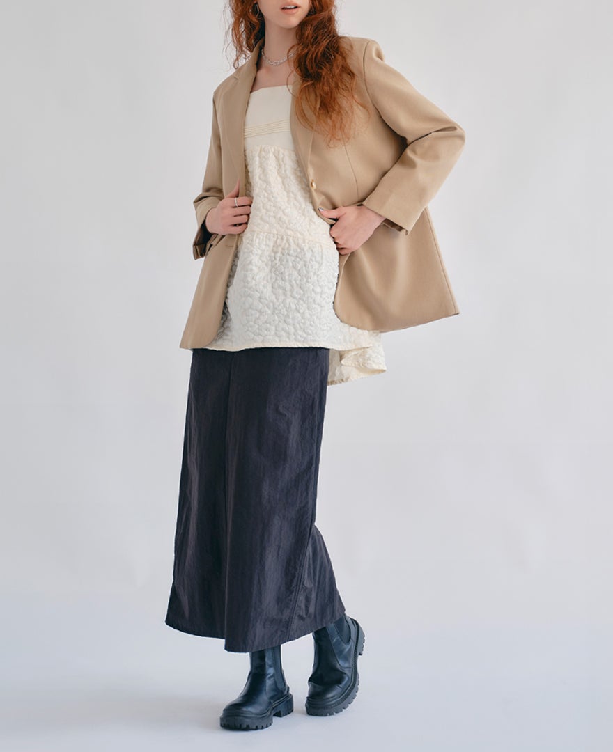 ティアードトップス/cotton cloudsのジャケット合わせの全身着用イメージ。