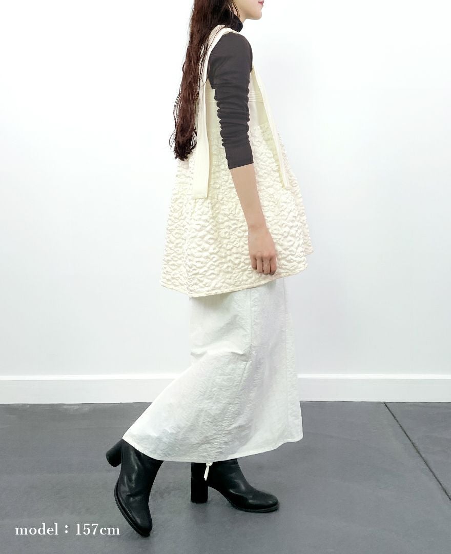157㎝モデルのティアードトップス/cotton cloudsとハイネックニット合わせの横からの着用イメージ。