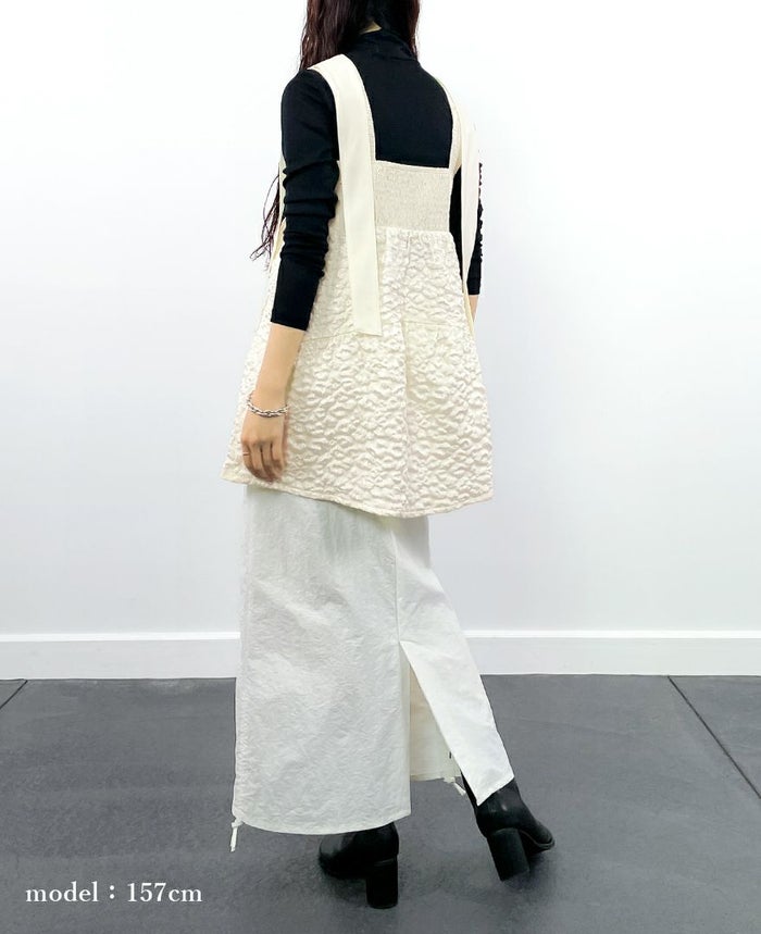 157㎝モデルのティアードトップス/cotton cloudsとハイネックニット合わせの後ろ着用イメージ。
