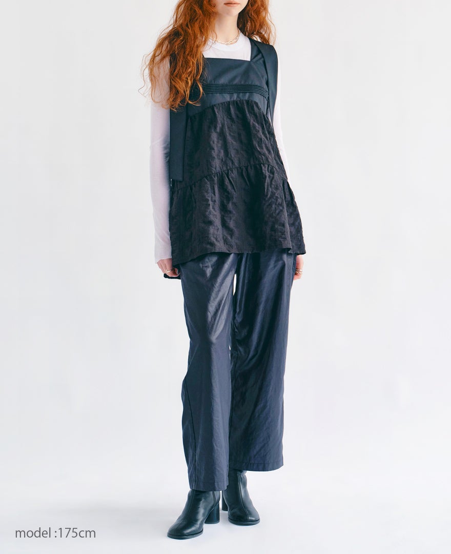 ティアードトップス/countrysideと長袖の全身着用イメージ。パンツスタイルでシックに。