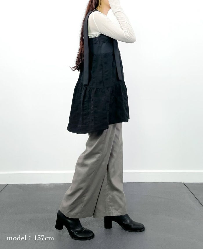 157㎝モデル着用：ティアードトップス/countrysideとパンツ合わせの横からの着用イメージ。スポーツミックススタイル。
