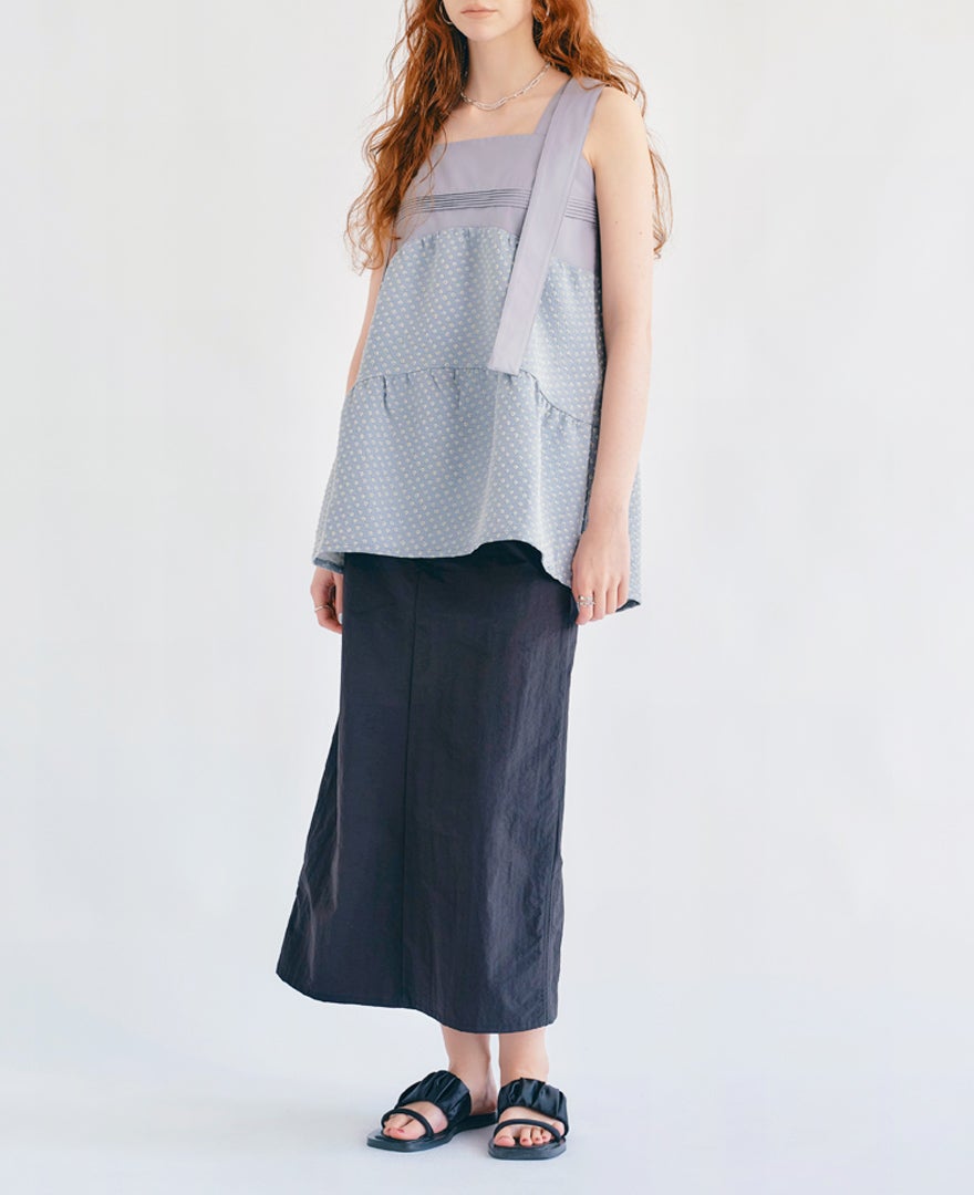 ティアードトップス/water dropとタイトスカート合わせでトップスメインの華やかなコーディネート。