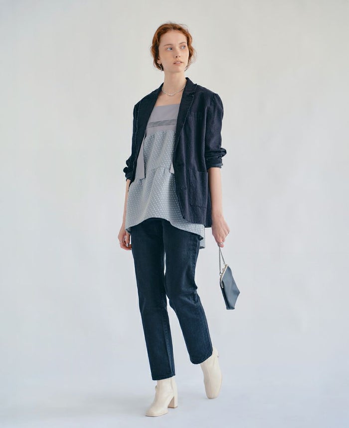 ティアードトップス/water dropにジャケット、細身のパンツを合わせたきれいめクラシックコーディネート。