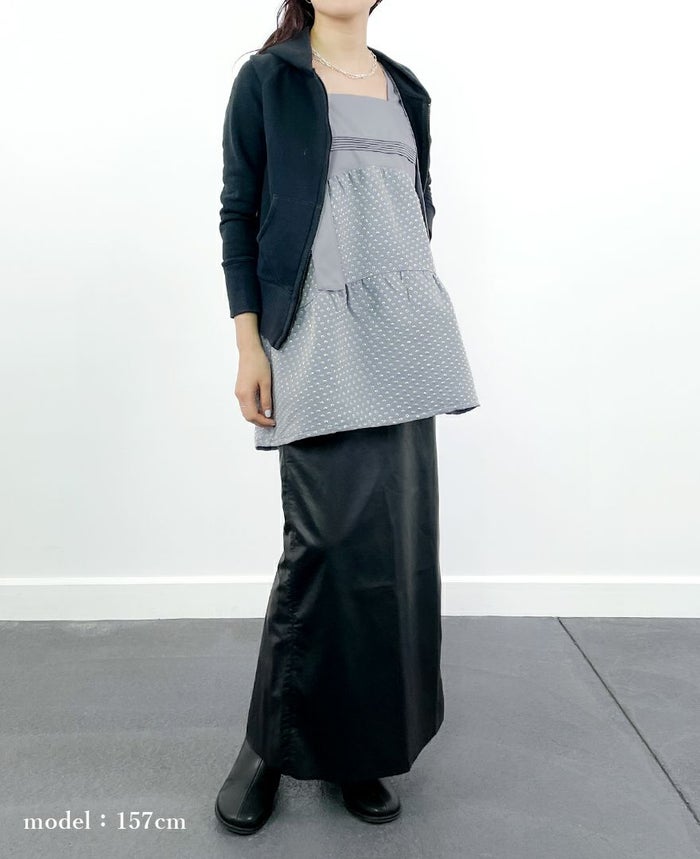 ティアードトップス/water dropにパーカー、タイトスカートを合わせたきれいめカジュアルコーディネート。