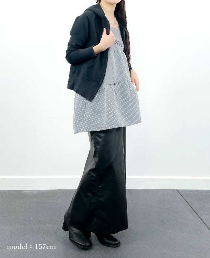 ティアードトップス/water dropにパーカー、タイトスカートを合わせたきれいめカジュアルコーディネート。