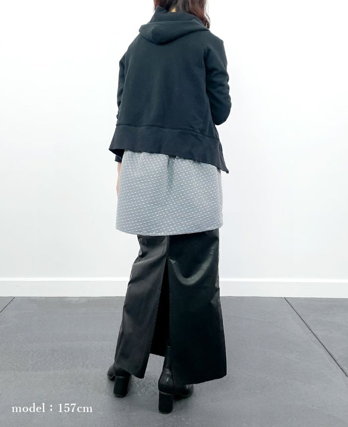 ティアードトップス/water dropにパーカー、タイトスカートを合わせたきれいめカジュアルコーディネート。