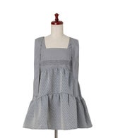 スクエアネックが首元をすっきりと見せ、ティアードのシルエットがふんわりとした印象を与えるトップス