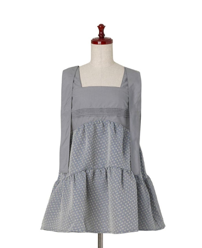 スクエアネックが首元をすっきりと見せ、ティアードのシルエットがふんわりとした印象を与えるトップス