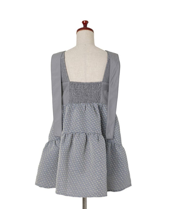 背中と肩紐はシャーリングになっていて、伸縮性も抜群。