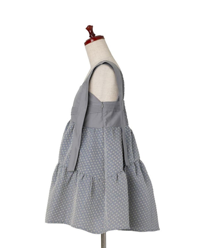 ティアードのシルエットがふんわりとした印象を与えるトップス。着丈も長めなので気になるお腹や腰を丸ッとカバー。