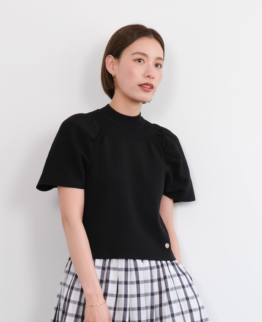 TRECODE（トレコード）のベストセラーアイテム、着るだけで華奢見えが叶うパフスリーブニット