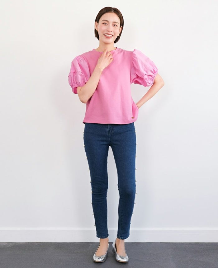 バルーン袖Tシャツのピンクにデニムを合わせたコーディネート画像