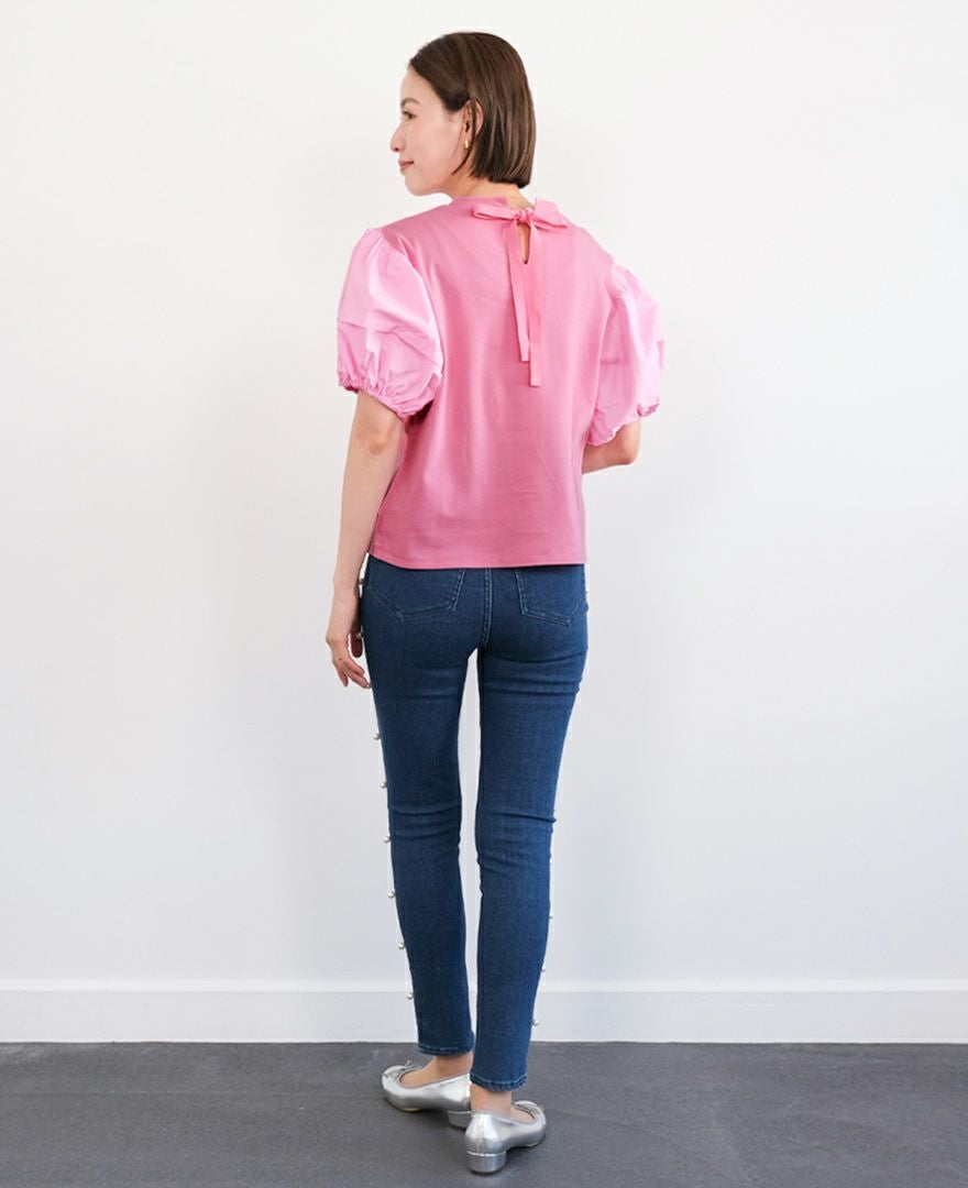 バルーン袖Tシャツのピンクにデニムを合わせたコーディネート画像