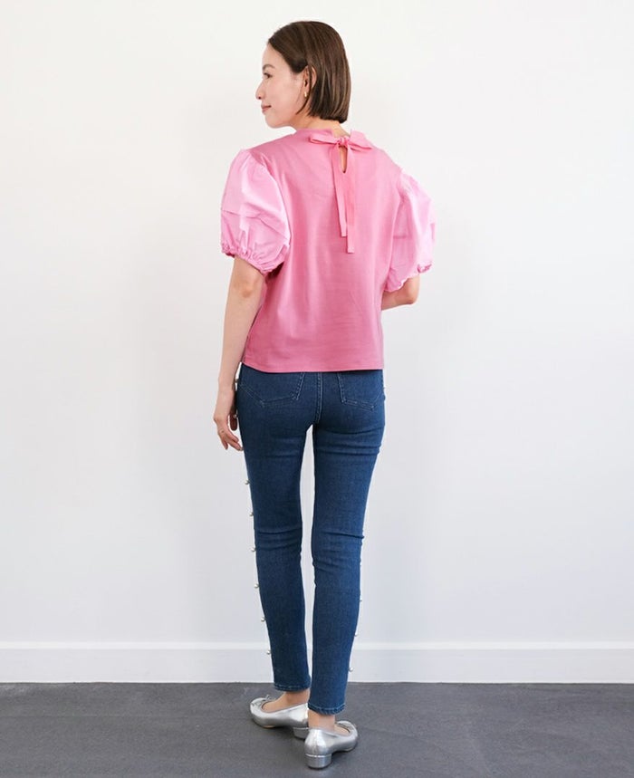 バルーン袖Tシャツのピンクにデニムを合わせたコーディネート画像