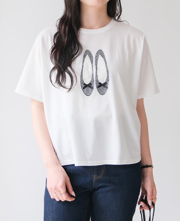 バレエシューズモチーフTシャツの白にブルーのスカートを合わせて椅子に座った写真