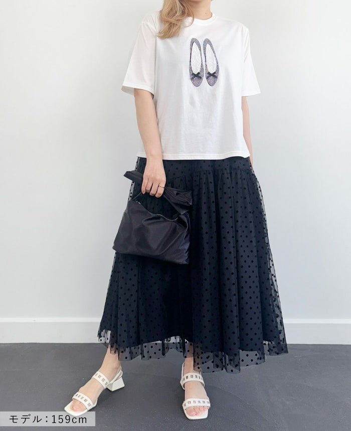 バレエシューズモチーフTシャツホワイトにブラックのスカートとホワイトのサンダルを合わせた着用画像