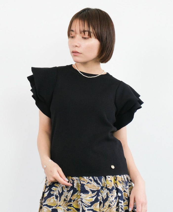 袖フリルニットブラックの着用画像