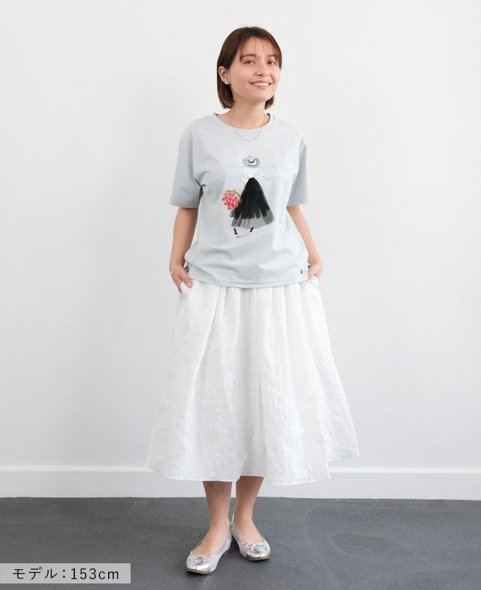 パリジェンヌプリントTシャツグレーの着用画像