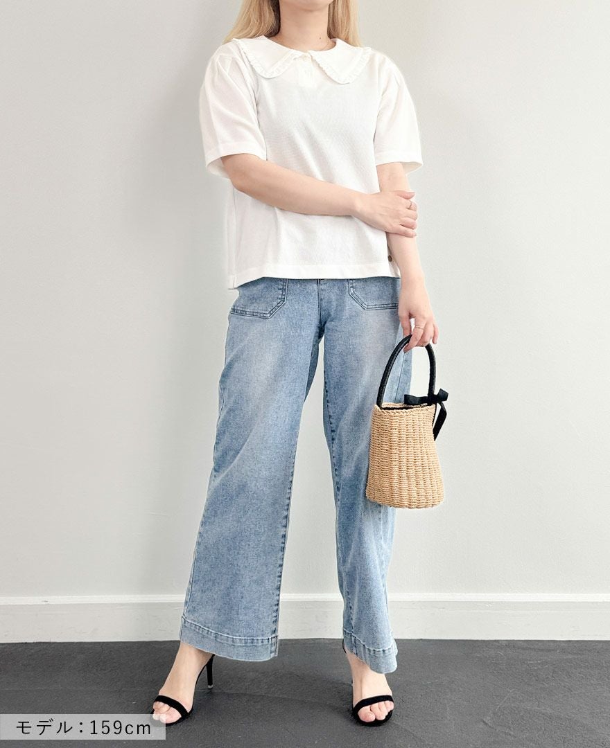 ホワイトのカノコポロシャツにデニムとカゴバッグを合わせたコーディネート