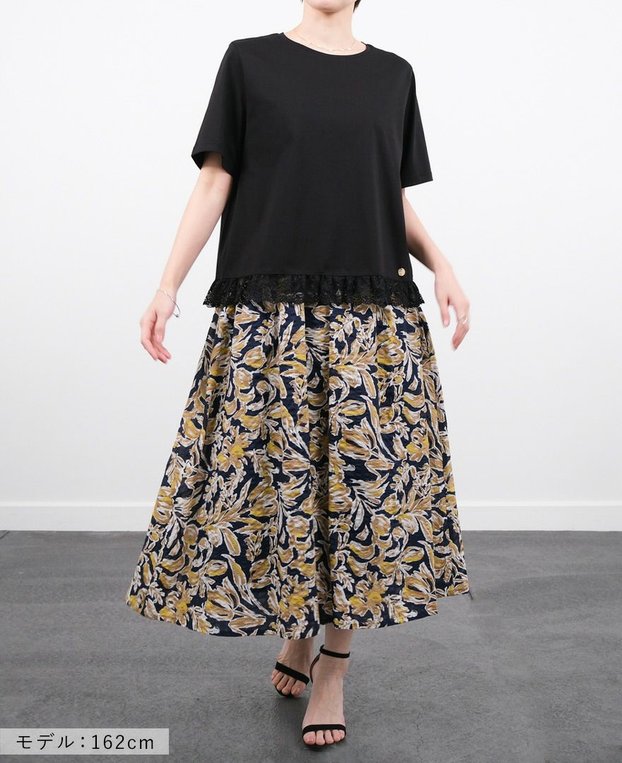 ブラックの裾レースTシャツにネイビーのフラワーサマースカートを合わせたコーディネート