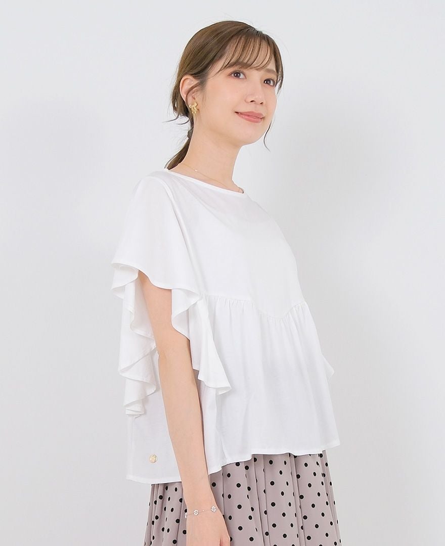 両サイドの袖がフリルになっている半袖Tシャツ