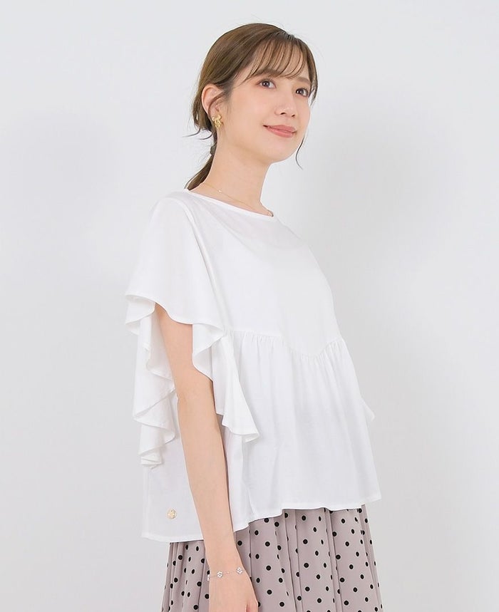 両サイドの袖がフリルになっている半袖Tシャツ