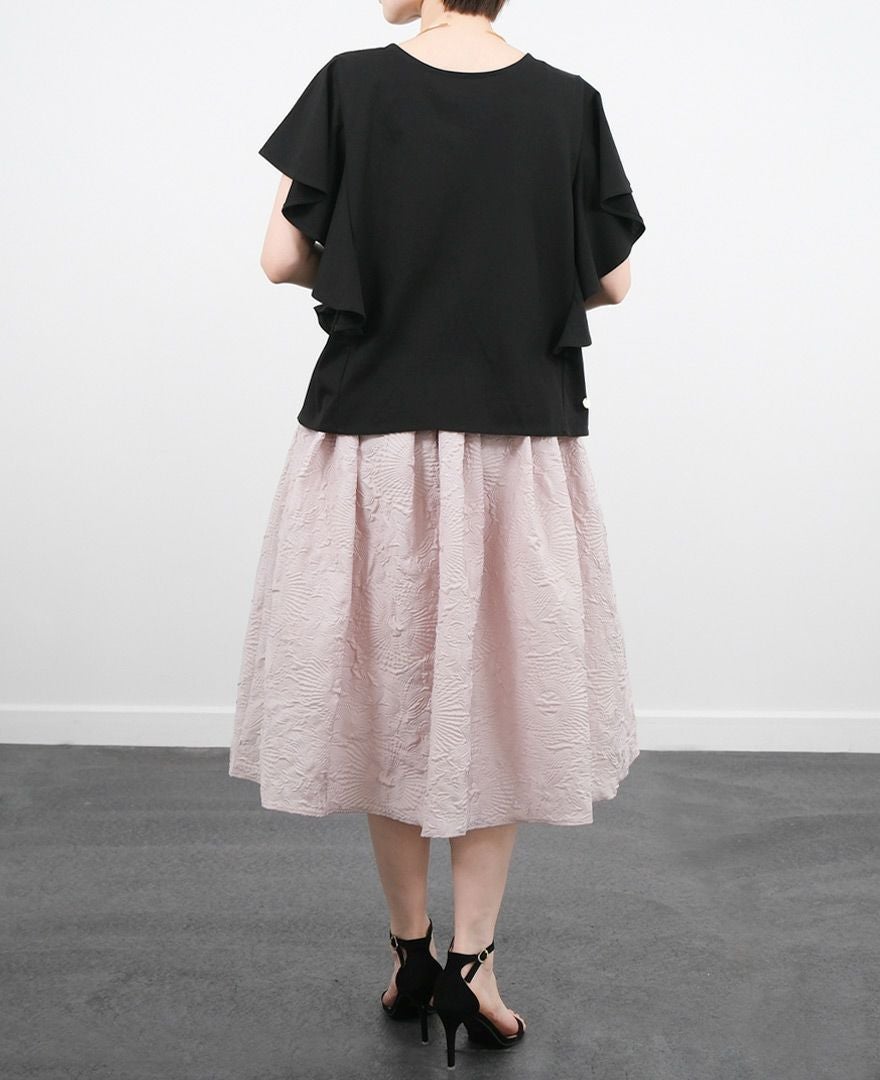 バストライン下のフリルを前にすると後ろ姿は凛とした印象に