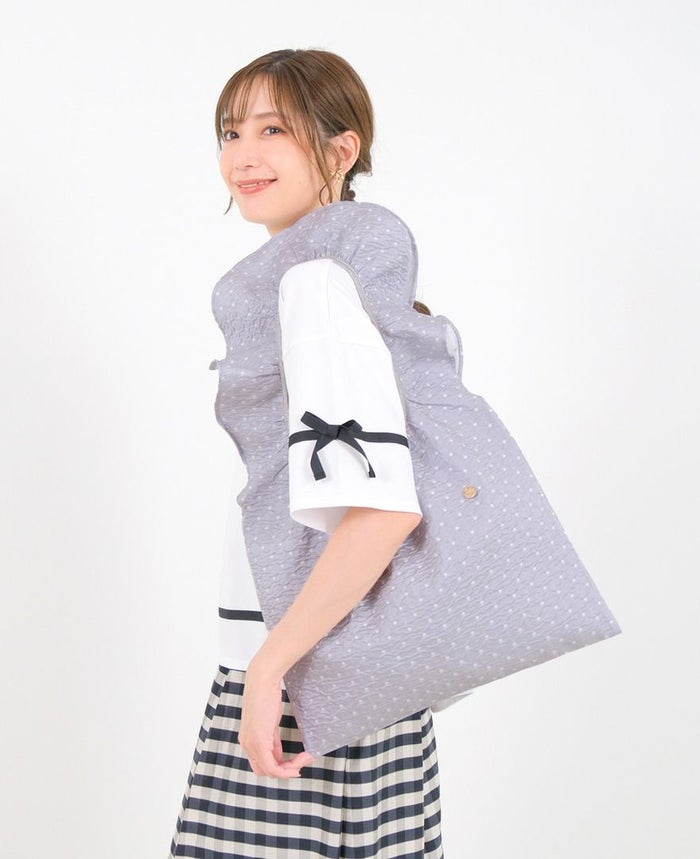 TRECODEのジャガード生地が上品さをプラスしてくれるドット柄のフリルバッグ。