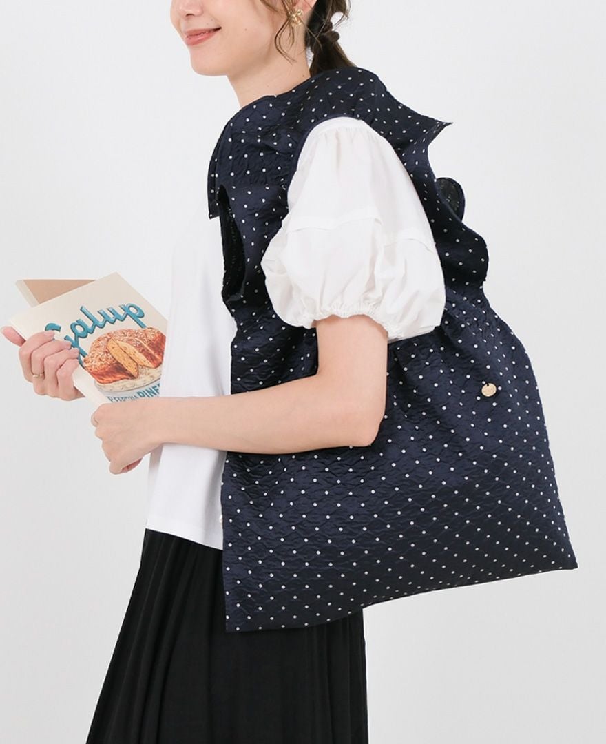 TRECODEのジャガード生地が上品さをプラスしてくれるドット柄のフリルバッグ。