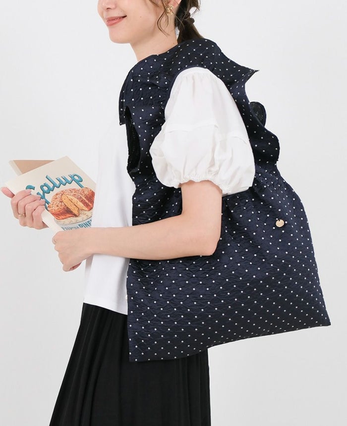 TRECODEのジャガード生地が上品さをプラスしてくれるドット柄のフリルバッグ。