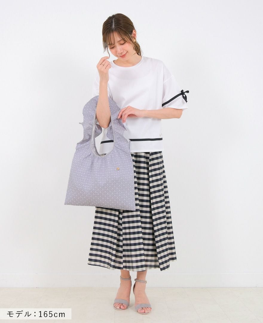 TRECODEのジャガード生地が上品さをプラスしてくれるドット柄のフリルバッグ。