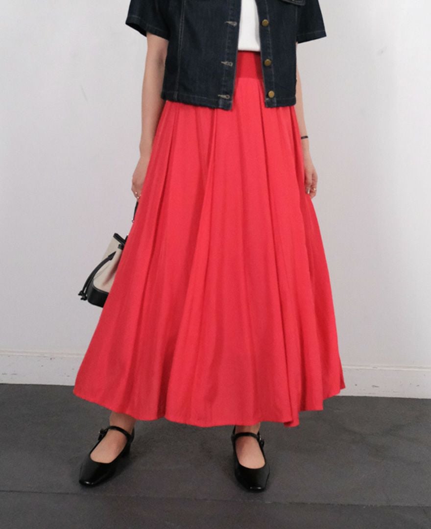 とろみのある素材がドレープを生みだす、着心地も快適なTRECODE（トレコード）のサマースカートのイエロー