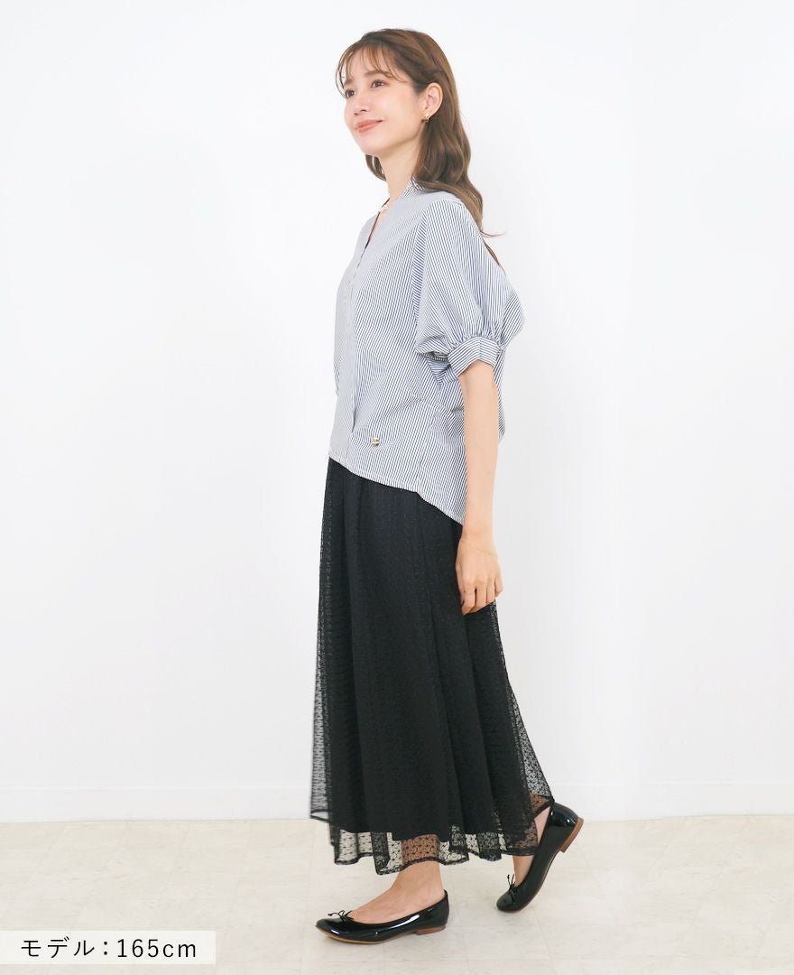 後ろにはボタンを施しており、後ろ姿まで抜かりのない仕上がりになったトレコードのストライプ半袖シャツ