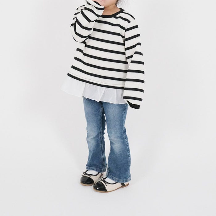 ボーダートップスとデニムのシンプルな組み合わせに子供用バレエシューズをあわせたフレンチカジュアル風コーディネート。