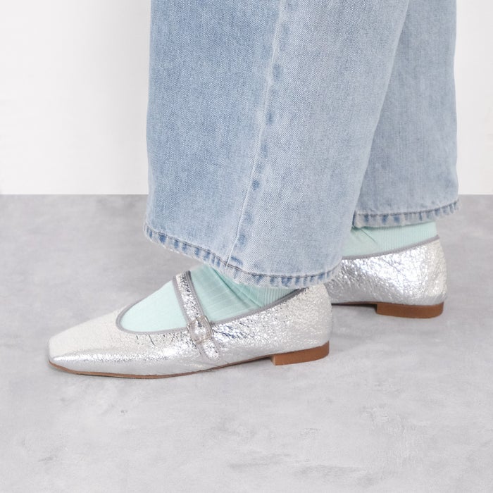 淡色のミントグリーンとメタリックシルバーの組み合わせが新鮮な足元コーディネート。