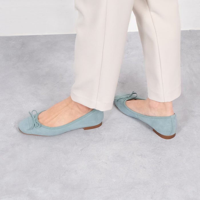 ペールトーンのライトブルーのスクエアトゥバレエシューズとオフホワイトのクロップドパンツを合わせた爽やかな足もとコーディネート。