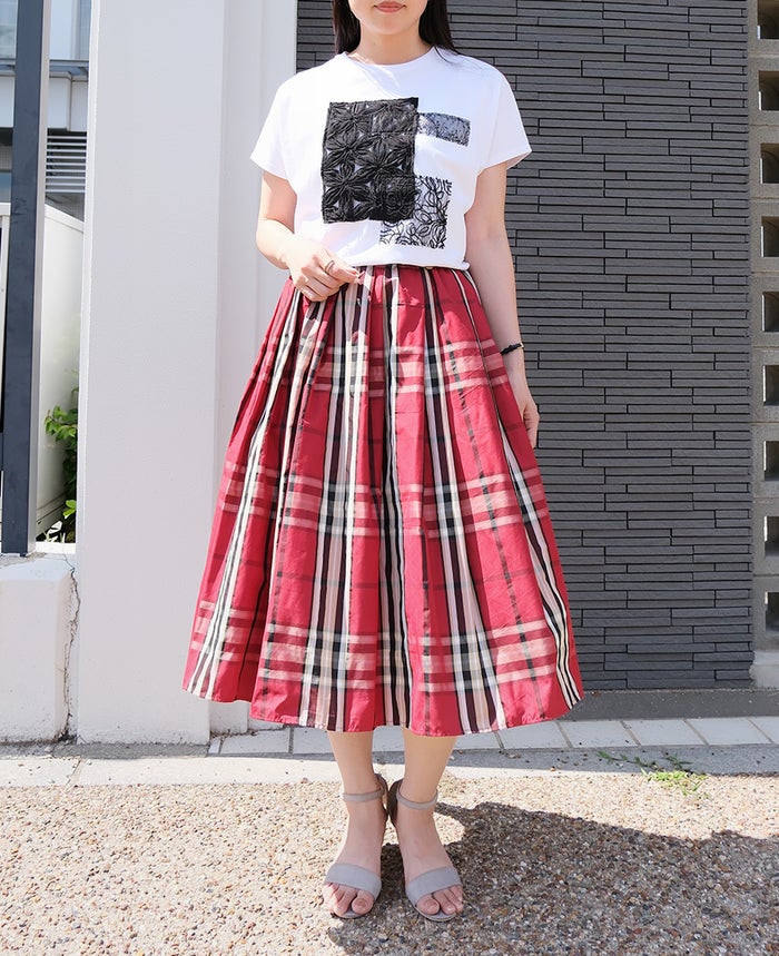 接触冷感・吸水速乾・UVカット・ヒートブロックと夏にあると嬉しい機能が沢山ついたTRECODEのレースコラージュT（ホワイト）を使ったスカートコーディネート