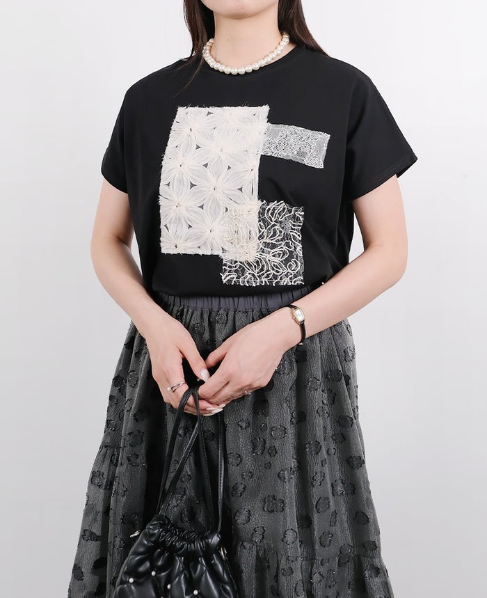 接触冷感・吸水速乾・UVカット・ヒートブロックと夏にあると嬉しい機能が沢山ついたTRECODEのレースコラージュT（ブラック）を使ったスカートコーディネート