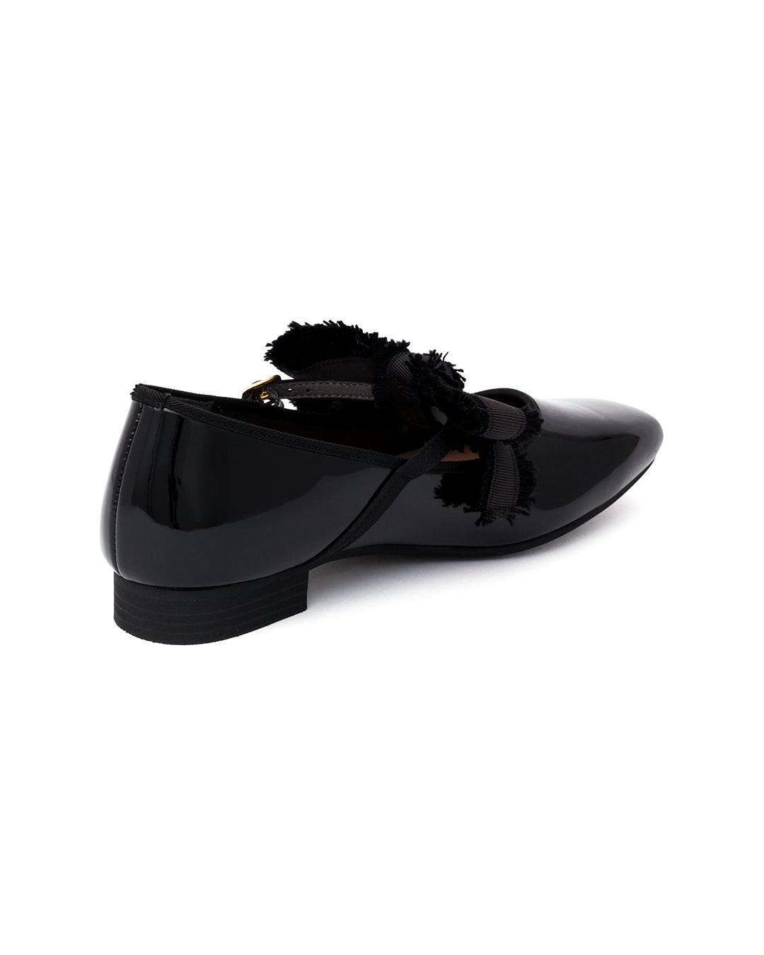 farfalle by anana 2WAYリボンスクエアストラップシューズ 斜め後ろからのシルエット。かかと部分の丸みと、サイドから甲へ渡る細身のストラップ、そしてふんわりとしたリボンの後ろ姿が見える。